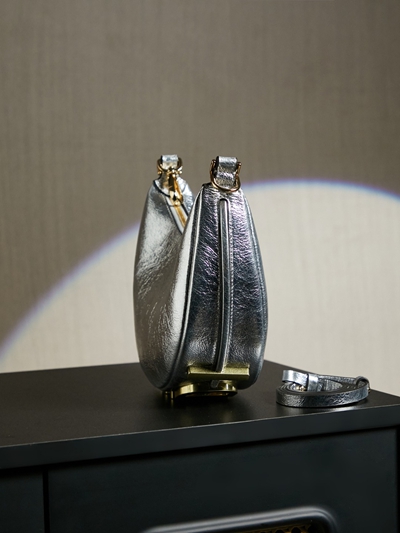 フェンディバッグ背面デザイン